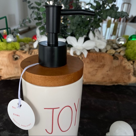 🎄Rae Dunn Christmas Liquid Soap Dispenser ‘JOY’🎄 - Picture 3 of 3